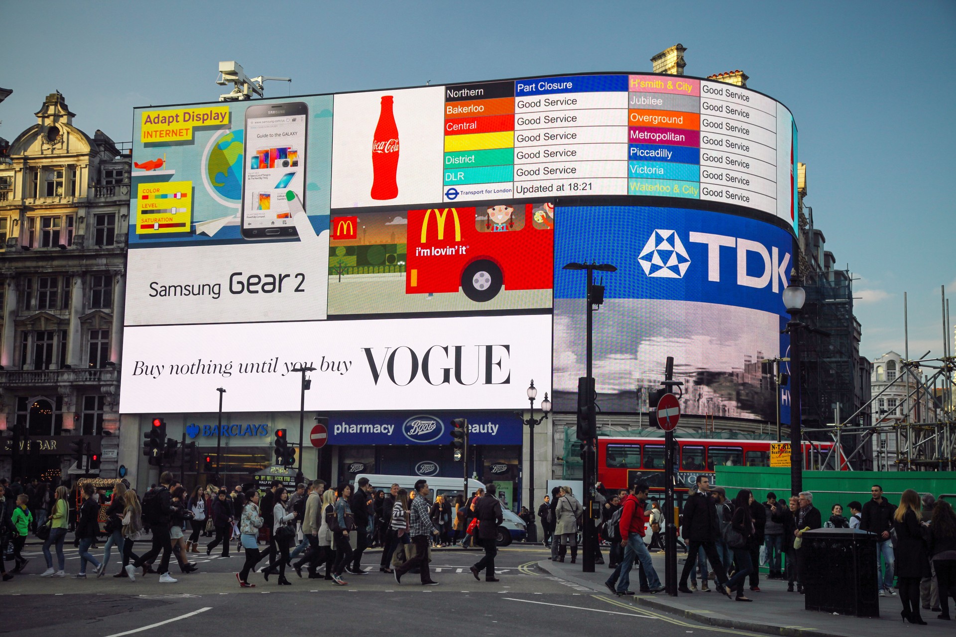 Reino Unido Multitud en la plaza Piccadilly Circus de Londres